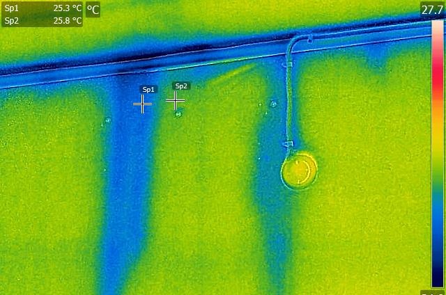雨漏り箇所を捉えた熱画像