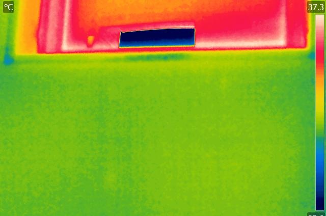 小窓壁面の熱画像