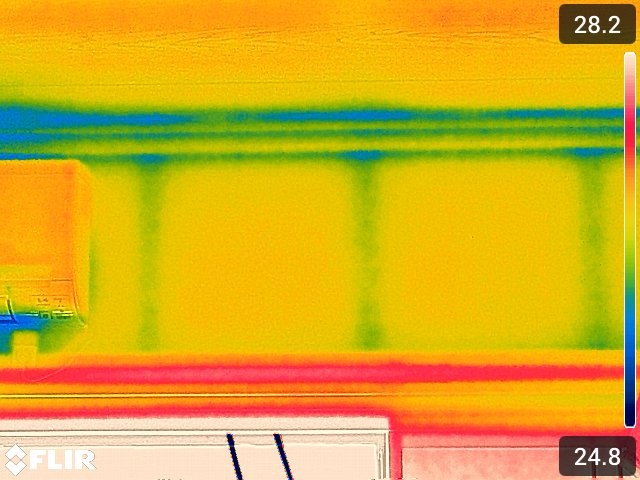 筋交い・柱の位置を示す熱画像